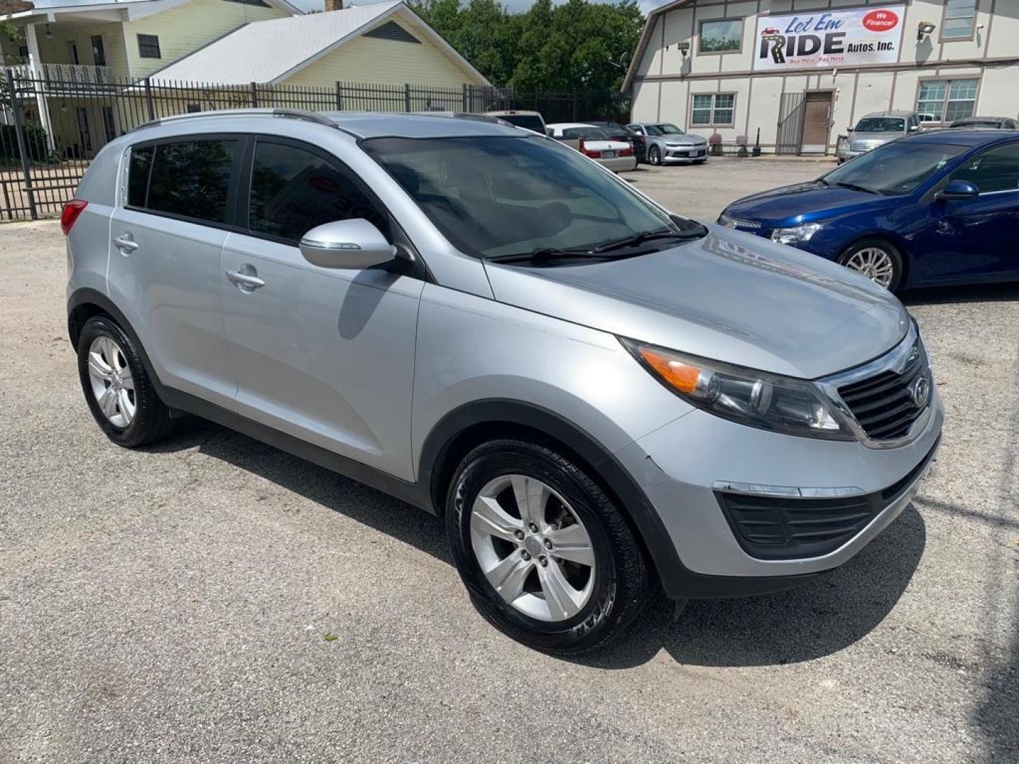 2011 SILVER KIA SPORTAGE LX (KNDPB3A21B7) with an 2.4L engine, Automatic transmission, located at 1507 S Hwy 67, Cedar Hill, TX, 75104, (972) 293-1833, 32.556370, -96.973297 - Photo#1