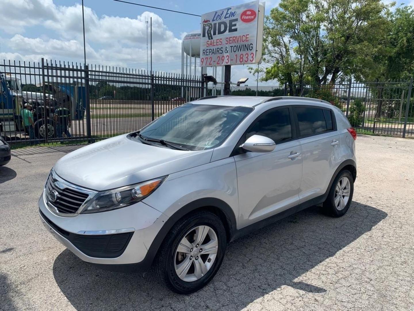 2011 SILVER KIA SPORTAGE LX (KNDPB3A21B7) with an 2.4L engine, Automatic transmission, located at 1507 S Hwy 67, Cedar Hill, TX, 75104, (972) 293-1833, 32.556370, -96.973297 - Photo#0