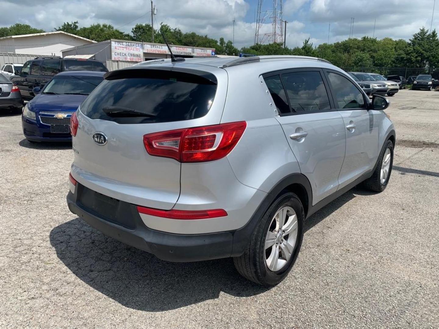 2011 SILVER KIA SPORTAGE LX (KNDPB3A21B7) with an 2.4L engine, Automatic transmission, located at 1507 S Hwy 67, Cedar Hill, TX, 75104, (972) 293-1833, 32.556370, -96.973297 - Photo#2