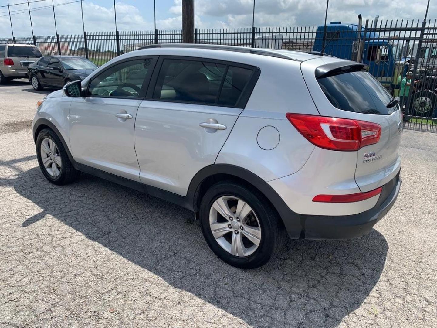 2011 SILVER KIA SPORTAGE LX (KNDPB3A21B7) with an 2.4L engine, Automatic transmission, located at 1507 S Hwy 67, Cedar Hill, TX, 75104, (972) 293-1833, 32.556370, -96.973297 - Photo#3