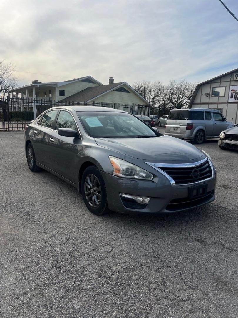 2015 GRAY NISSAN ALTIMA 2.5 (1N4AL3AP6FC) with an 2.5L engine, Continuously Variable transmission, located at 1507 S Hwy 67, Cedar Hill, TX, 75104, (972) 293-1833, 32.556370, -96.973297- Photo#1