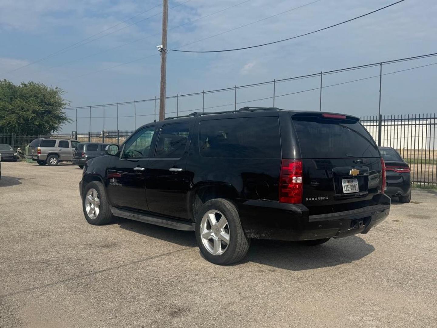 2012 BLACK CHEVROLET SUBURBAN 1500 LS (1GNSCHE05CR) with an 5.3L engine, Automatic transmission, located at 1507 S Hwy 67, Cedar Hill, TX, 75104, (972) 293-1833, 32.556370, -96.973297 - Photo#3