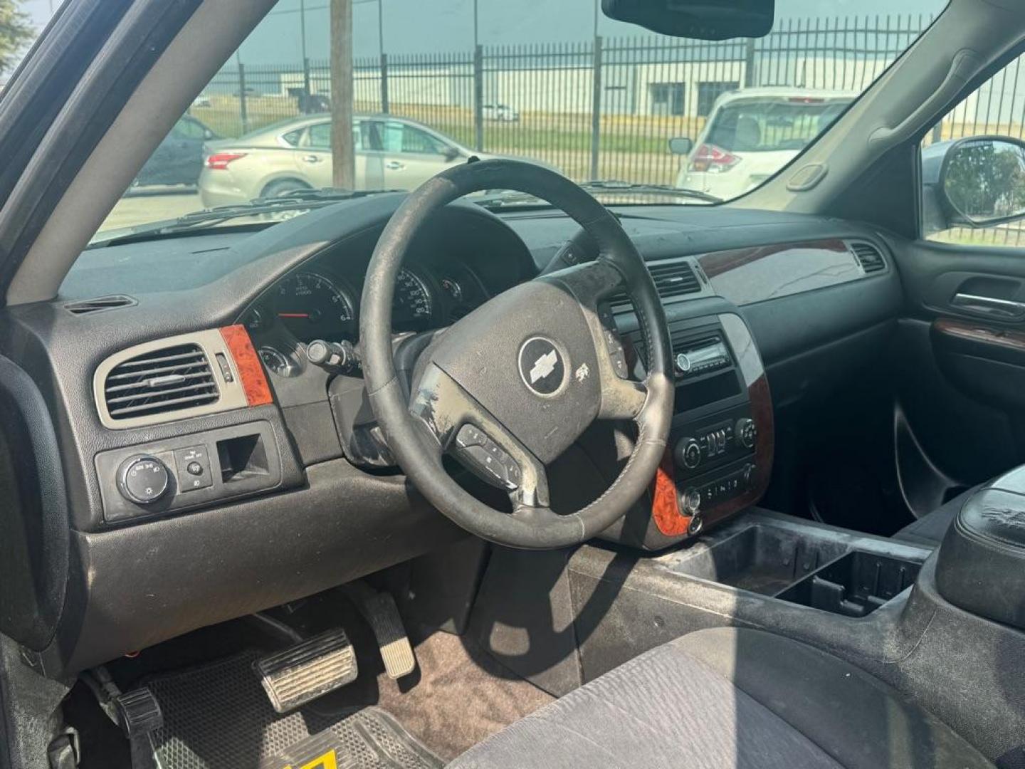 2012 BLACK CHEVROLET SUBURBAN 1500 LS (1GNSCHE05CR) with an 5.3L engine, Automatic transmission, located at 1507 S Hwy 67, Cedar Hill, TX, 75104, (972) 293-1833, 32.556370, -96.973297 - Photo#4