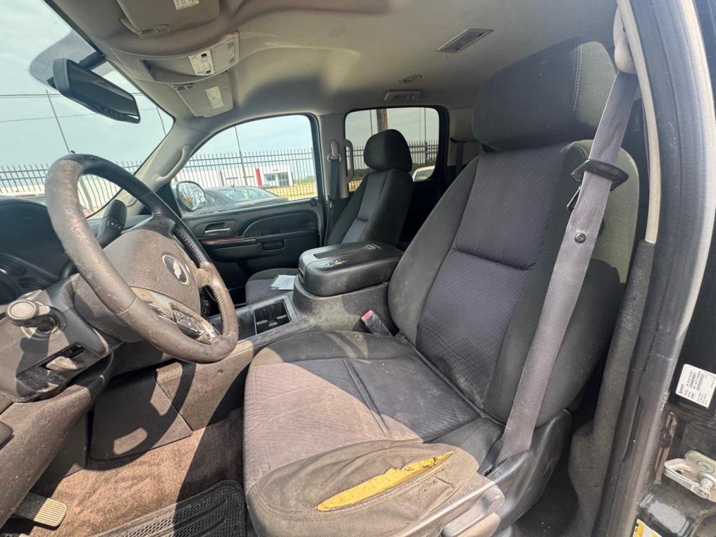 2012 BLACK CHEVROLET SUBURBAN 1500 LS (1GNSCHE05CR) with an 5.3L engine, Automatic transmission, located at 1507 S Hwy 67, Cedar Hill, TX, 75104, (972) 293-1833, 32.556370, -96.973297 - Photo#5