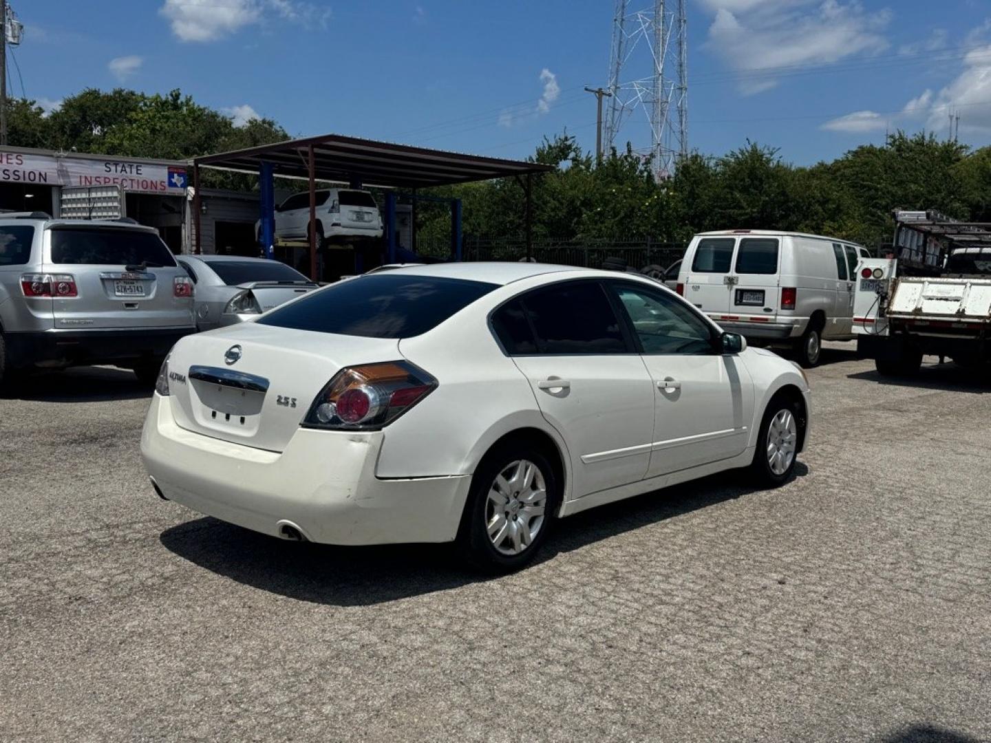 2012 WHITE NISSAN ALTIMA BASE (1N4AL2AP3CN) with an 2.5L engine, Continuously Variable transmission, located at 1507 S Hwy 67, Cedar Hill, TX, 75104, (972) 293-1833, 32.556370, -96.973297- Photo#2