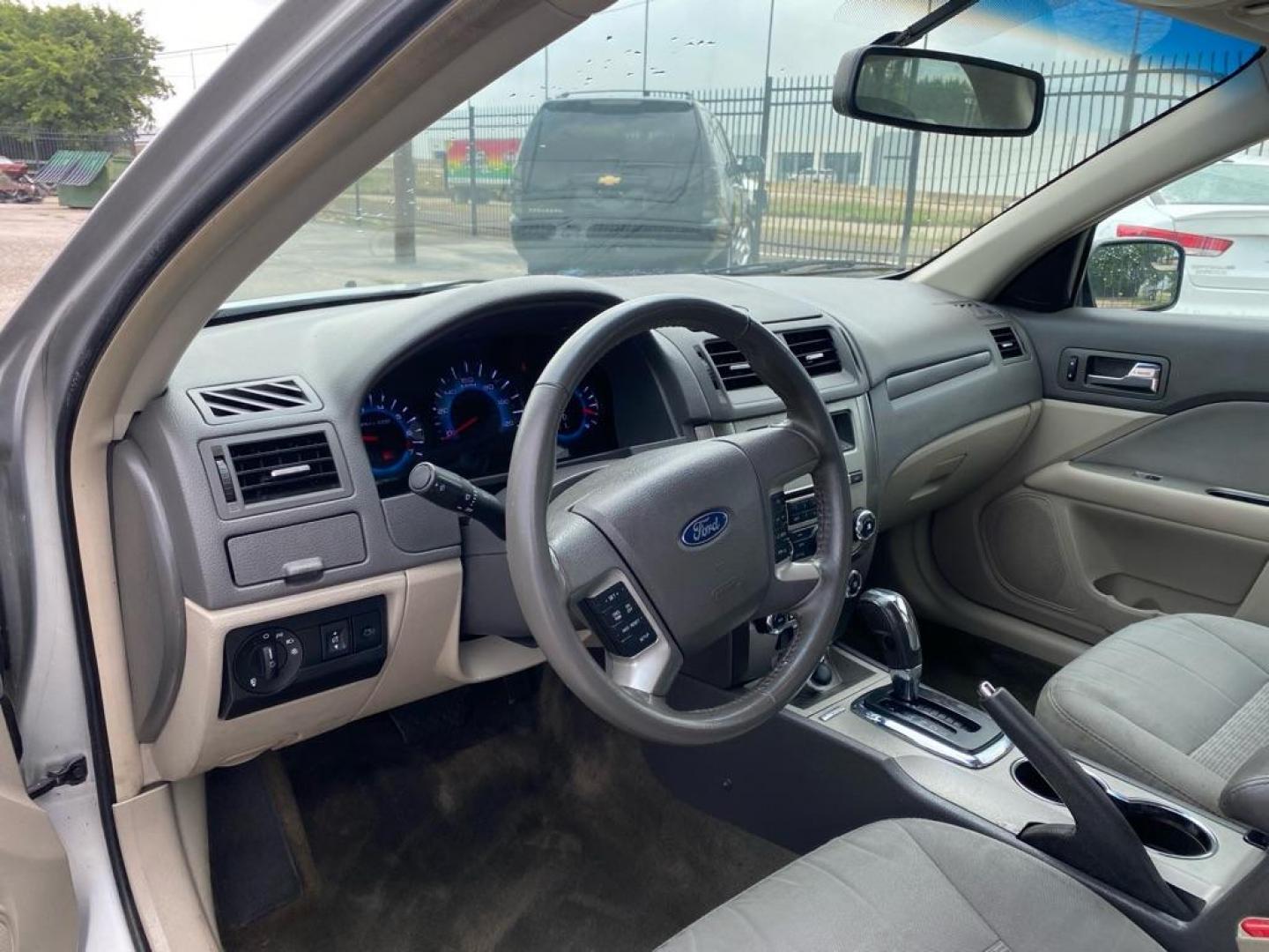 2012 SILVER FORD FUSION SEL (3FAHP0JA3CR) with an 2.5L engine, Automatic transmission, located at 1507 S Hwy 67, Cedar Hill, TX, 75104, (972) 293-1833, 32.556370, -96.973297 - Photo#4