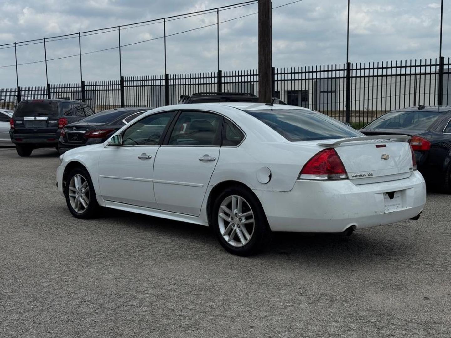 2014 WHITE CHEVROLET IMPALA LIMITED LTZ (2G1WC5E34E1) with an 3.6L engine, Automatic transmission, located at 1507 S Hwy 67, Cedar Hill, TX, 75104, (972) 293-1833, 32.556370, -96.973297 - Photo#3
