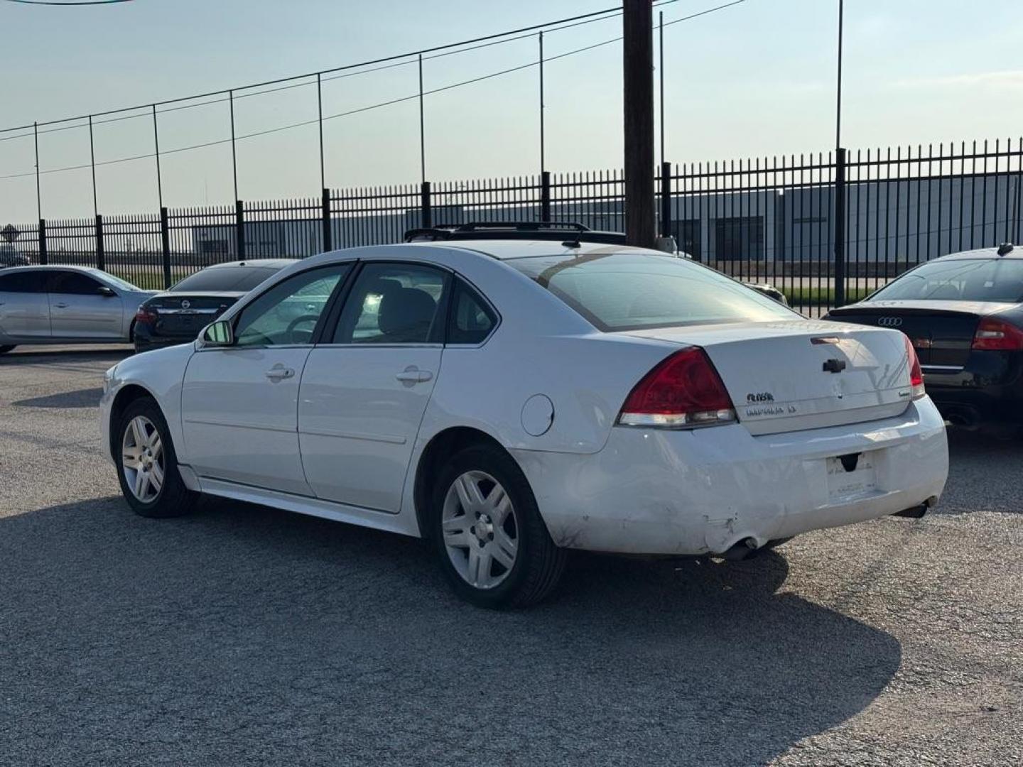 2016 WHITE CHEVROLET IMPALA LIMITED LT (2G1WB5E37G1) with an 3.6L engine, Automatic transmission, located at 1507 S Hwy 67, Cedar Hill, TX, 75104, (972) 293-1833, 32.556370, -96.973297 - Photo#3