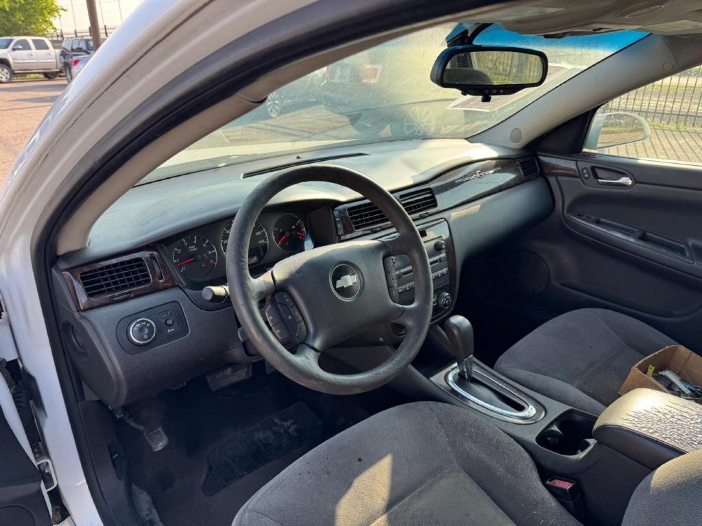 2016 WHITE CHEVROLET IMPALA LIMITED LT (2G1WB5E37G1) with an 3.6L engine, Automatic transmission, located at 1507 S Hwy 67, Cedar Hill, TX, 75104, (972) 293-1833, 32.556370, -96.973297 - Photo#4