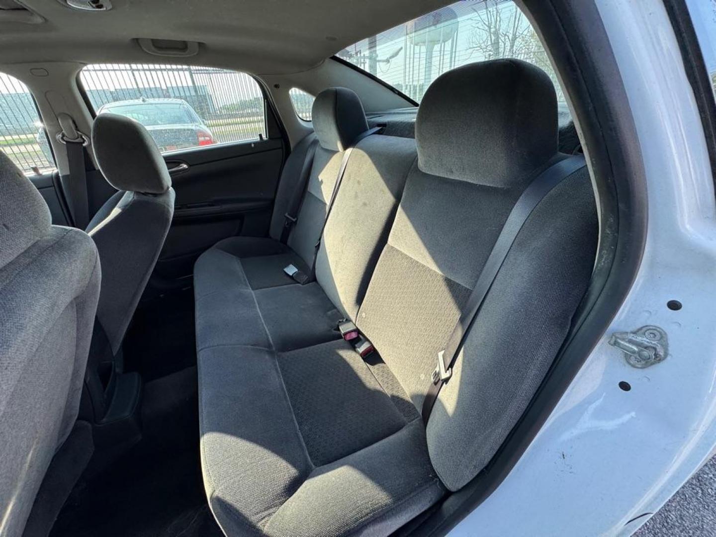 2016 WHITE CHEVROLET IMPALA LIMITED LT (2G1WB5E37G1) with an 3.6L engine, Automatic transmission, located at 1507 S Hwy 67, Cedar Hill, TX, 75104, (972) 293-1833, 32.556370, -96.973297 - Photo#6