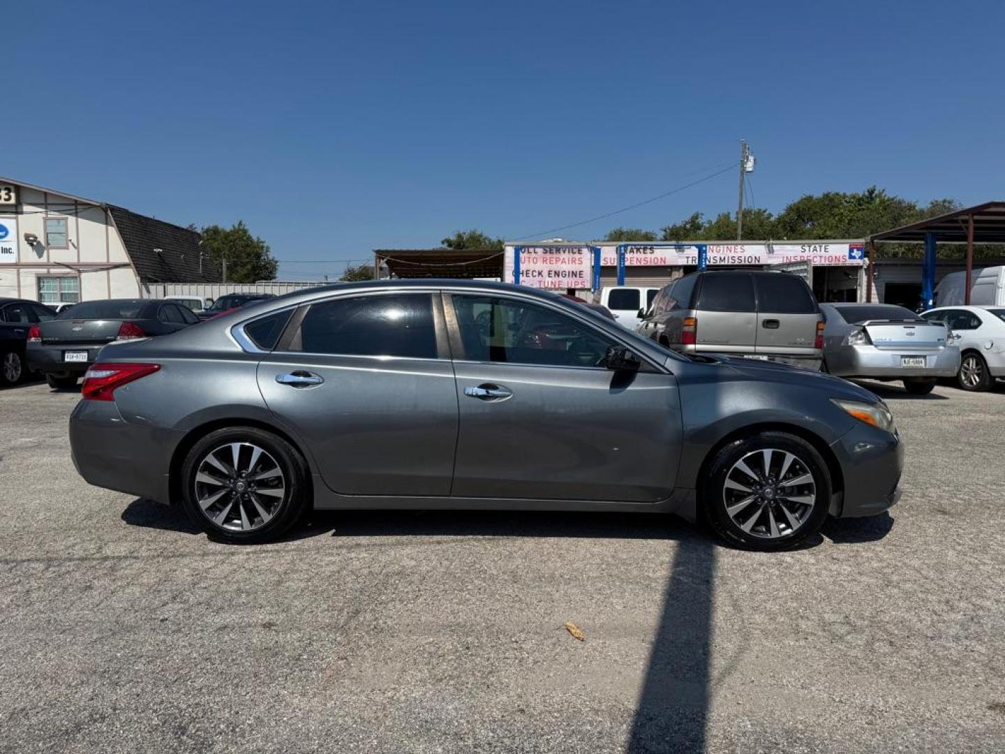2016 GRAY NISSAN ALTIMA 2.5 (1N4AL3AP4GC) with an 2.5L engine, Continuously Variable transmission, located at 1507 S Hwy 67, Cedar Hill, TX, 75104, (972) 293-1833, 32.556370, -96.973297 - Photo#4