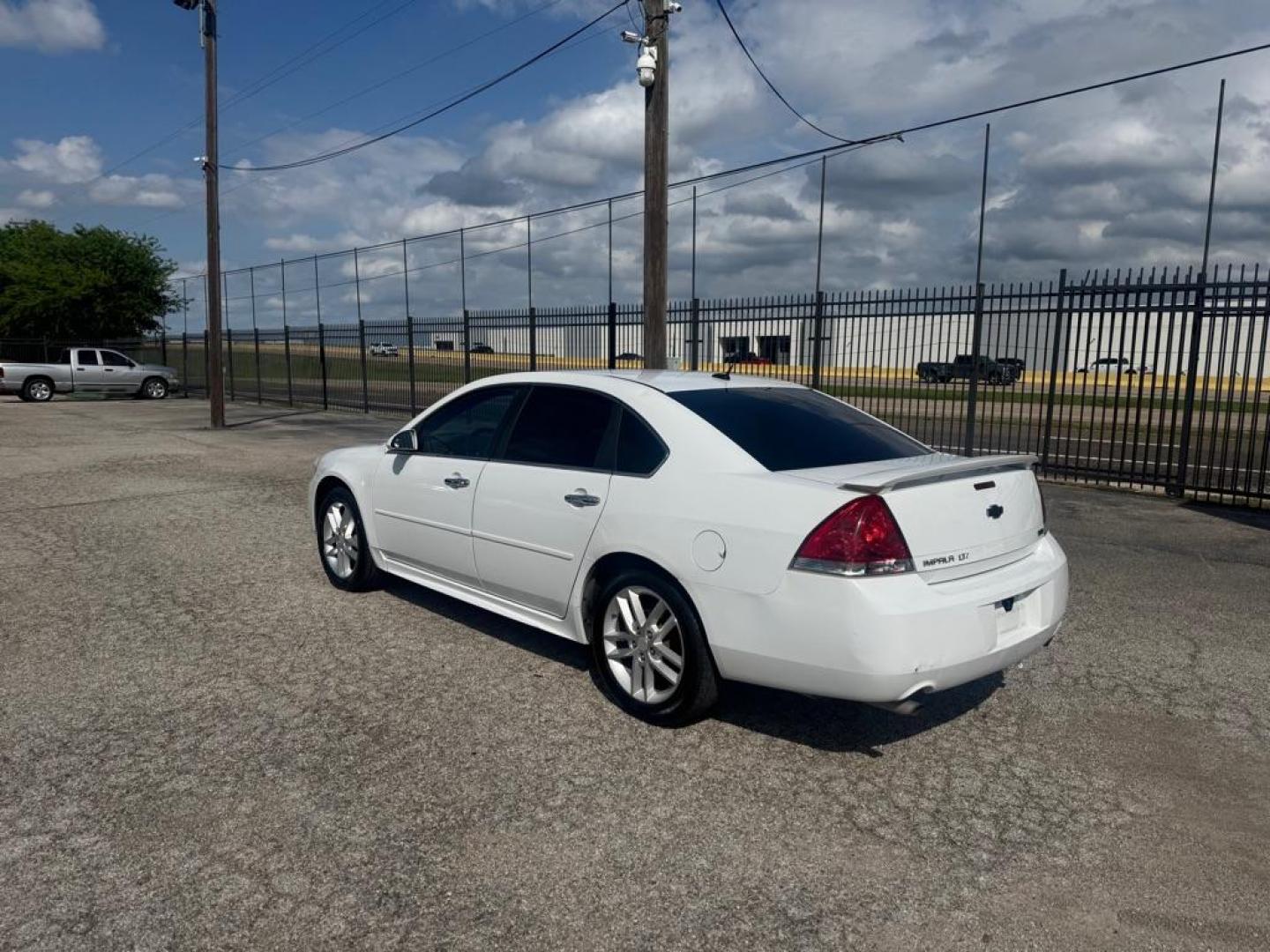 2012 WHITE CHEVROLET IMPALA LTZ (2G1WC5E32C1) with an 3.6L engine, Automatic transmission, located at 1507 S Hwy 67, Cedar Hill, TX, 75104, (972) 293-1833, 32.556370, -96.973297 - Photo#3