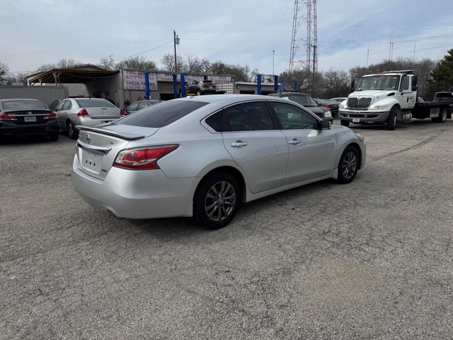 2015 SILVER NISSAN ALTIMA 2.5 (1N4AL3AP2FC) with an 2.5L engine, Continuously Variable transmission, located at 1507 S Hwy 67, Cedar Hill, TX, 75104, (972) 293-1833, 32.556370, -96.973297 - Photo#2