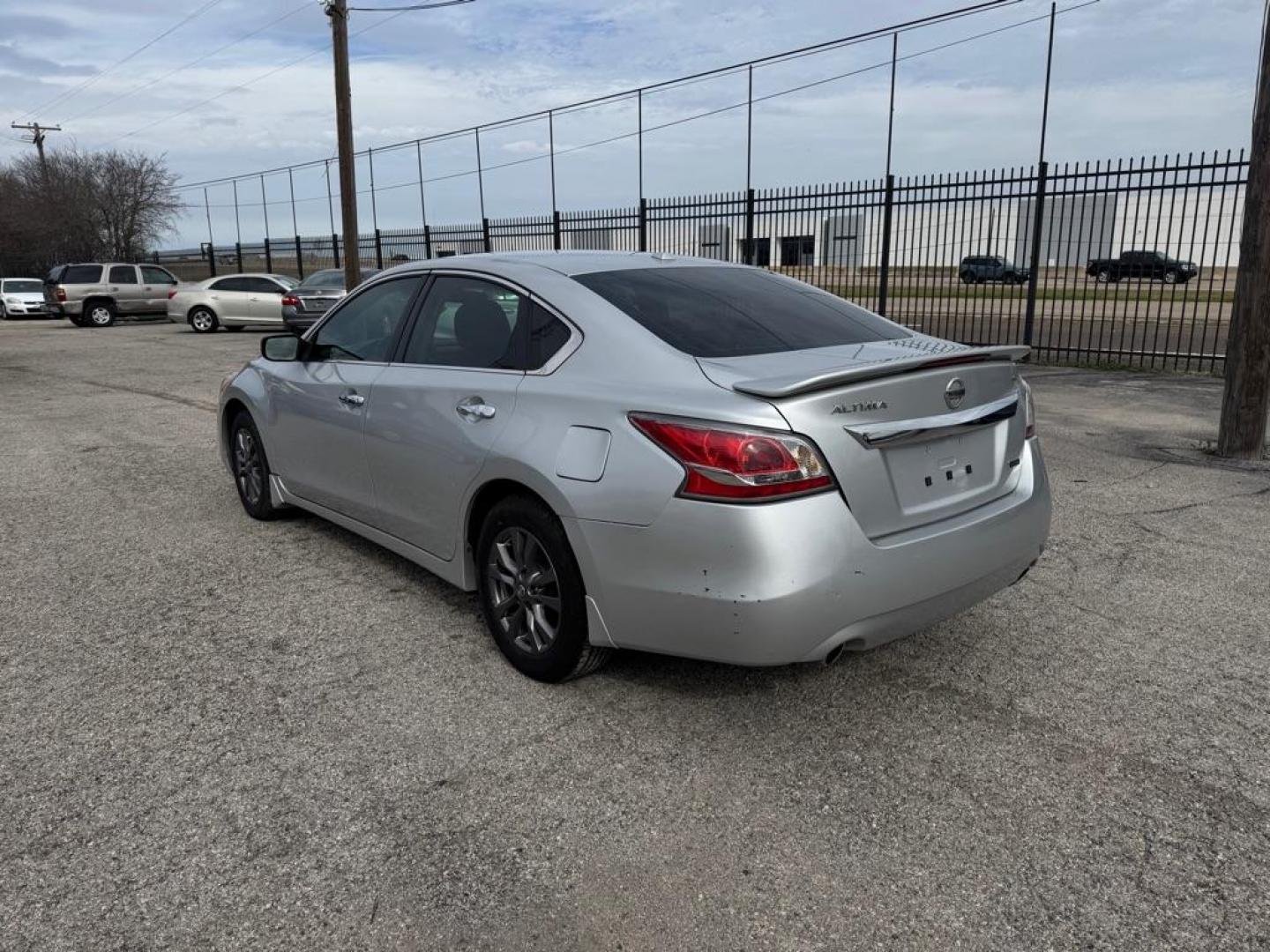 2015 SILVER NISSAN ALTIMA 2.5 (1N4AL3AP2FC) with an 2.5L engine, Continuously Variable transmission, located at 1507 S Hwy 67, Cedar Hill, TX, 75104, (972) 293-1833, 32.556370, -96.973297 - Photo#3