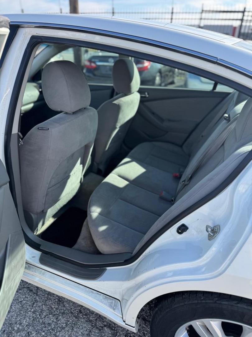 2012 WHITE NISSAN ALTIMA BASE (1N4AL2APXCN) with an 2.5L engine, Continuously Variable transmission, located at 1507 S Hwy 67, Cedar Hill, TX, 75104, (972) 293-1833, 32.556370, -96.973297 - Photo#4