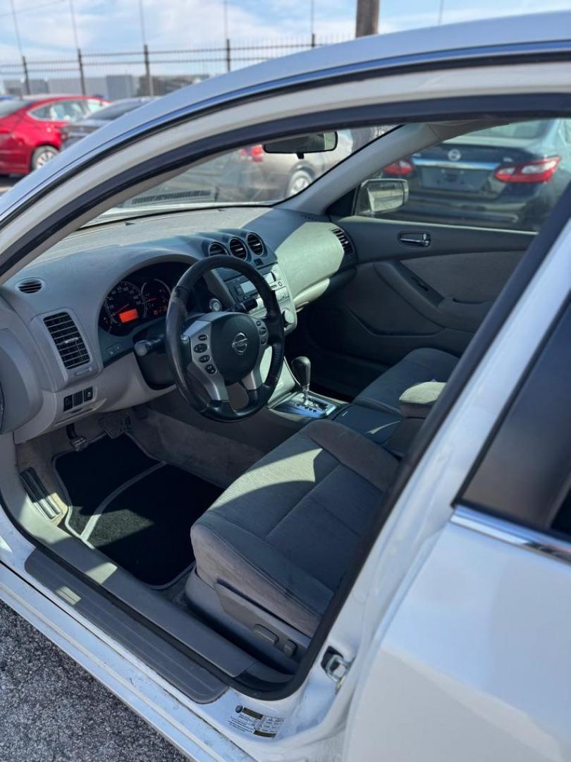 2012 WHITE NISSAN ALTIMA BASE (1N4AL2APXCN) with an 2.5L engine, Continuously Variable transmission, located at 1507 S Hwy 67, Cedar Hill, TX, 75104, (972) 293-1833, 32.556370, -96.973297 - Photo#5