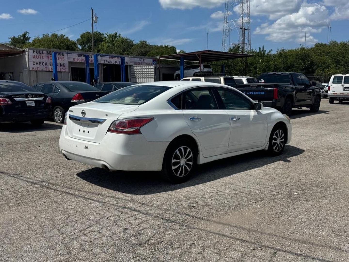 2015 WHITE NISSAN ALTIMA 2.5 (1N4AL3APXFN) with an 2.5L engine, Continuously Variable transmission, located at 1507 S Hwy 67, Cedar Hill, TX, 75104, (972) 293-1833, 32.556370, -96.973297 - Photo#2