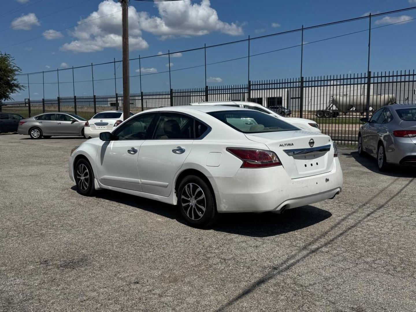 2015 WHITE NISSAN ALTIMA 2.5 (1N4AL3APXFN) with an 2.5L engine, Continuously Variable transmission, located at 1507 S Hwy 67, Cedar Hill, TX, 75104, (972) 293-1833, 32.556370, -96.973297 - Photo#3