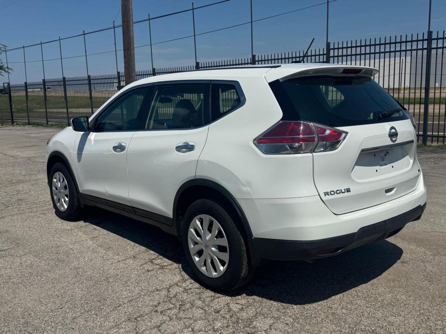2015 WHITE NISSAN ROGUE S (5N1AT2MV0FC) with an 2.5L engine, Continuously Variable transmission, located at 1507 S Hwy 67, Cedar Hill, TX, 75104, (972) 293-1833, 32.556370, -96.973297 - Photo#3