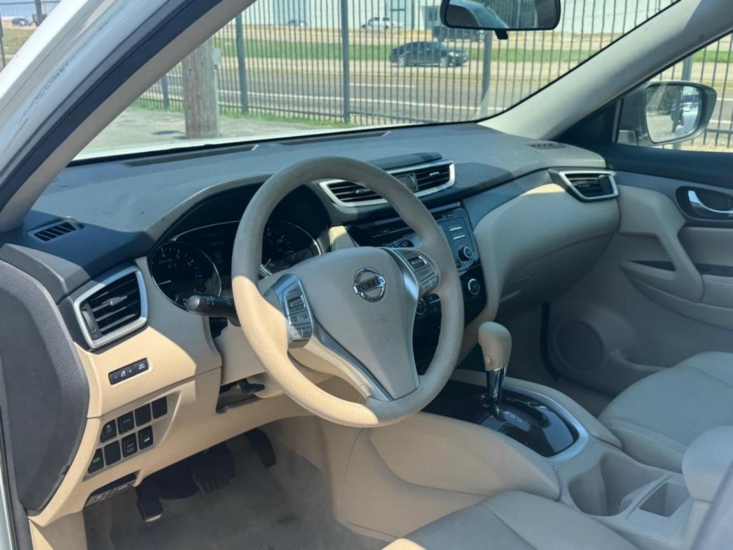 2015 WHITE NISSAN ROGUE S (5N1AT2MV0FC) with an 2.5L engine, Continuously Variable transmission, located at 1507 S Hwy 67, Cedar Hill, TX, 75104, (972) 293-1833, 32.556370, -96.973297 - Photo#4