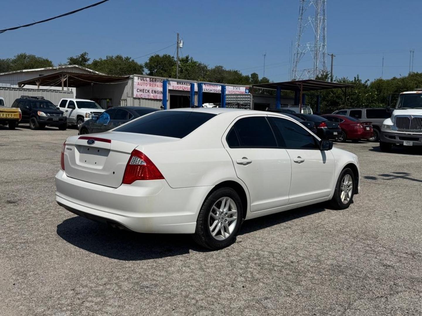2012 WHITE FORD FUSION S (3FAHP0GA2CR) with an 2.5L engine, Automatic transmission, located at 1507 S Hwy 67, Cedar Hill, TX, 75104, (972) 293-1833, 32.556370, -96.973297 - Photo#2