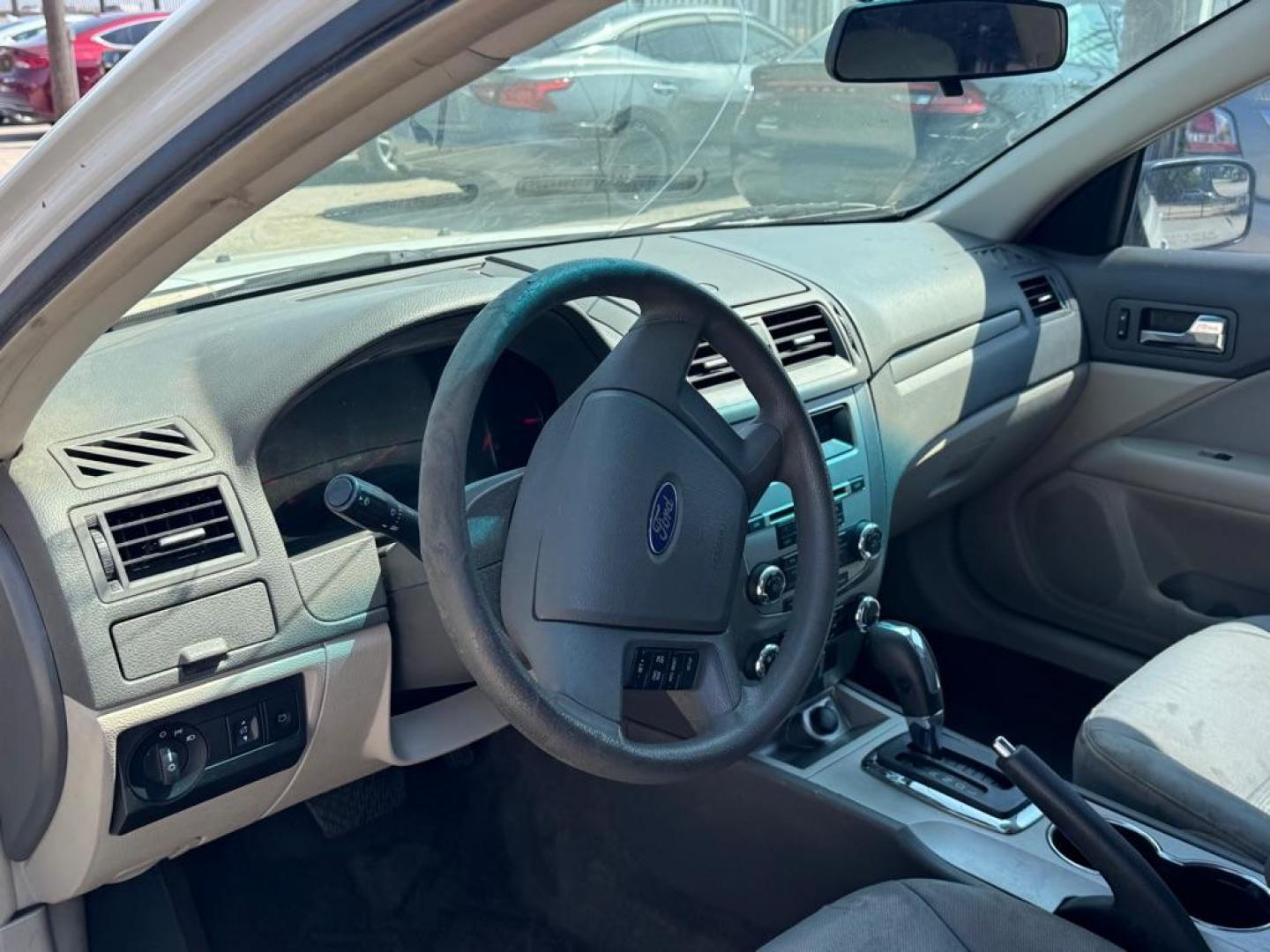 2012 WHITE FORD FUSION S (3FAHP0GA2CR) with an 2.5L engine, Automatic transmission, located at 1507 S Hwy 67, Cedar Hill, TX, 75104, (972) 293-1833, 32.556370, -96.973297 - Photo#4