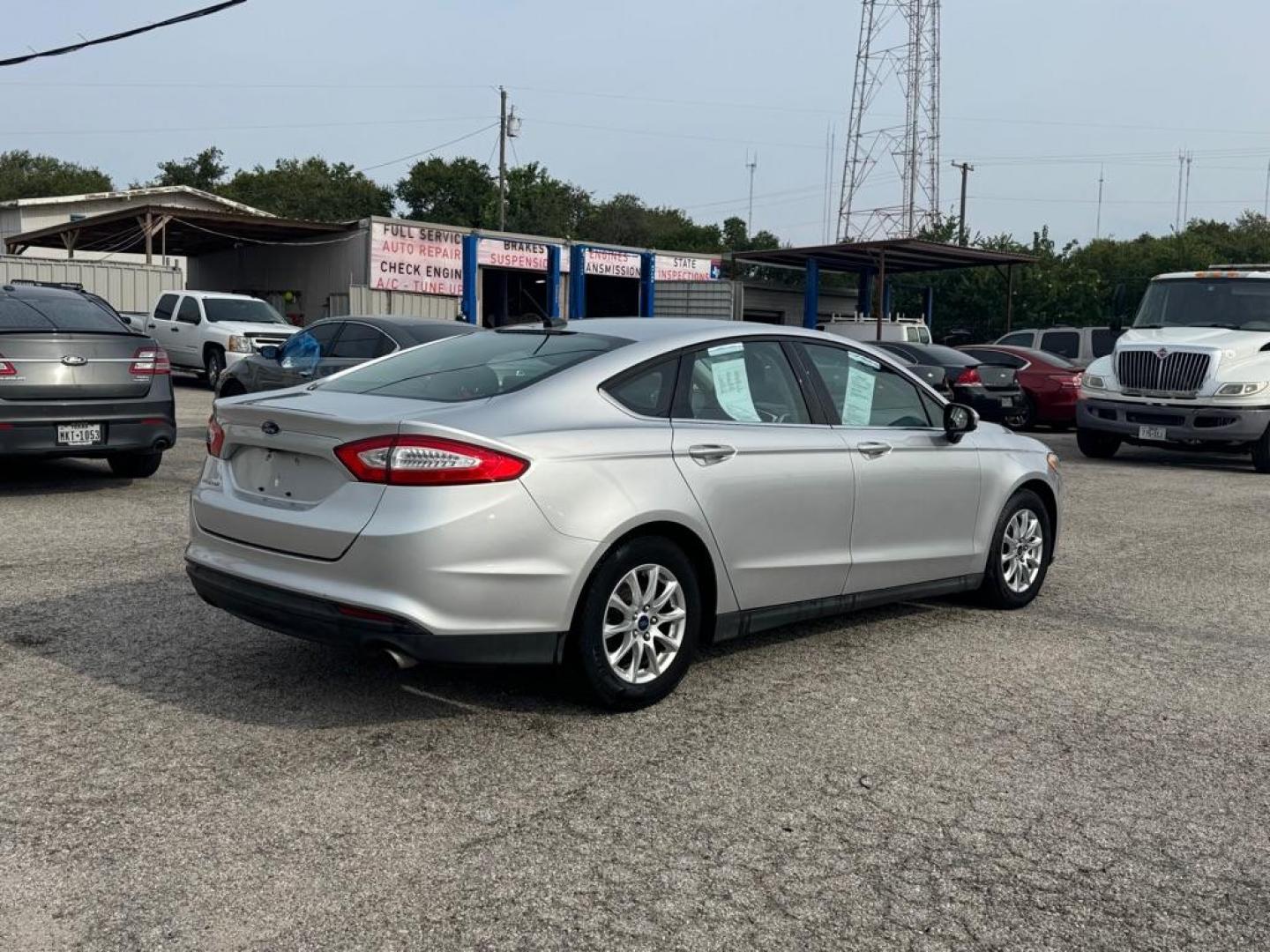 2016 SILVER FORD FUSION S (3FA6P0G71GR) with an 2.5L engine, Automatic transmission, located at 1507 S Hwy 67, Cedar Hill, TX, 75104, (972) 293-1833, 32.556370, -96.973297 - Photo#2