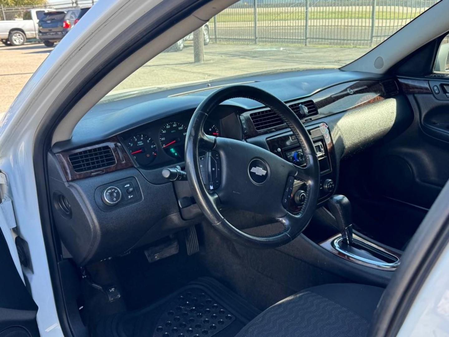 2012 WHITE CHEVROLET IMPALA LT (2G1WB5E30C1) with an 3.6L engine, Automatic transmission, located at 1507 S Hwy 67, Cedar Hill, TX, 75104, (972) 293-1833, 32.556370, -96.973297 - Photo#4