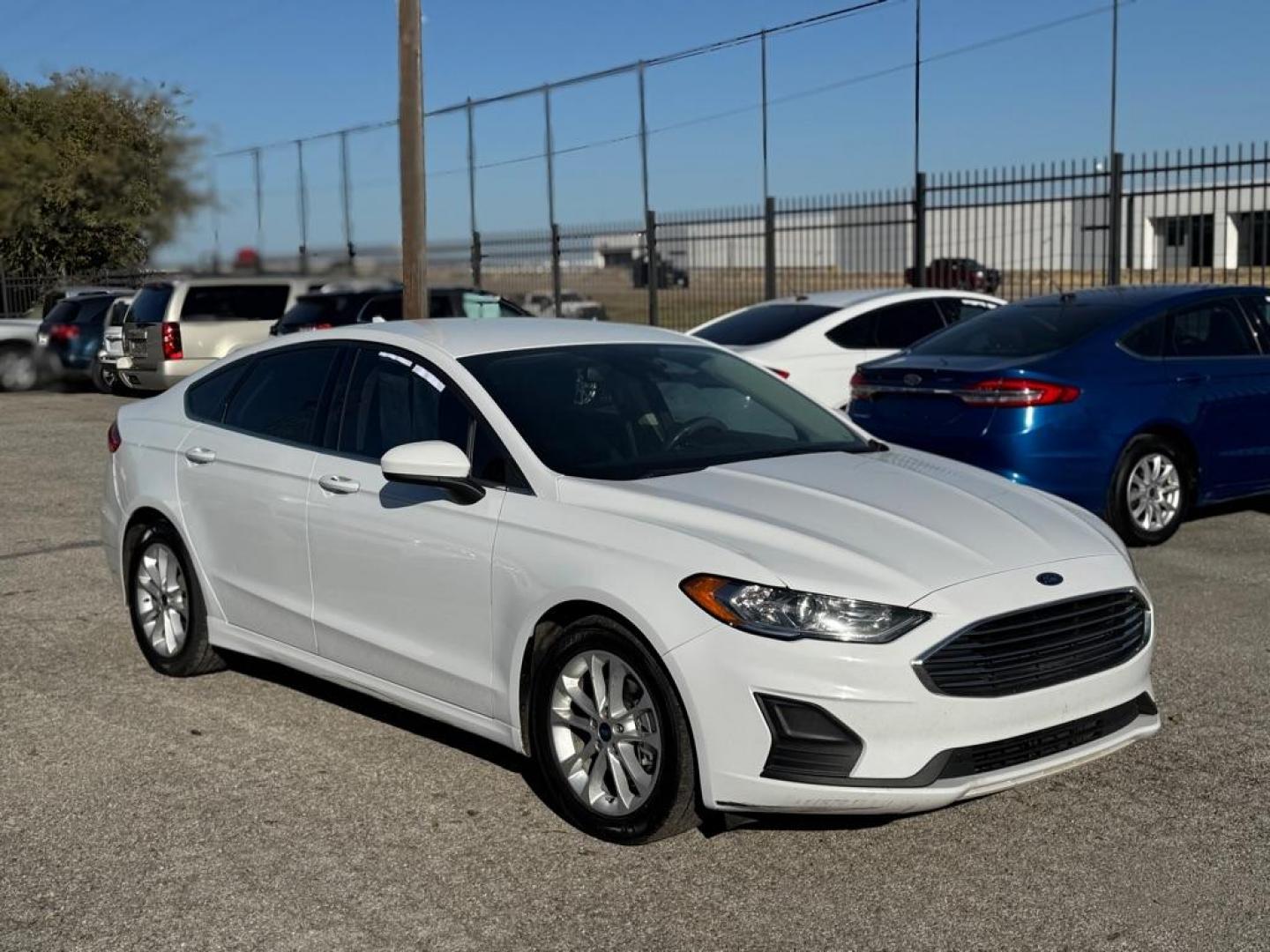 2019 WHITE FORD FUSION SE (3FA6P0H79KR) with an 2.5L engine, Automatic transmission, located at 1507 S Hwy 67, Cedar Hill, TX, 75104, (972) 293-1833, 32.556370, -96.973297 - Photo#0