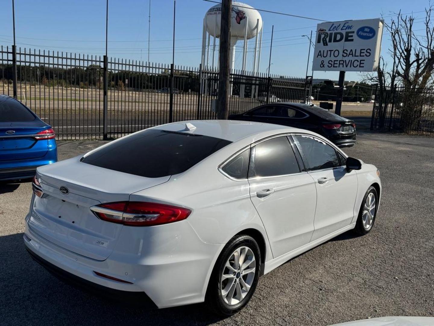 2019 WHITE FORD FUSION SE (3FA6P0H79KR) with an 2.5L engine, Automatic transmission, located at 1507 S Hwy 67, Cedar Hill, TX, 75104, (972) 293-1833, 32.556370, -96.973297 - Photo#2