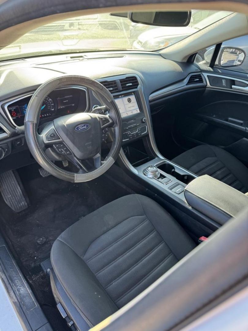 2019 WHITE FORD FUSION SE (3FA6P0H79KR) with an 2.5L engine, Automatic transmission, located at 1507 S Hwy 67, Cedar Hill, TX, 75104, (972) 293-1833, 32.556370, -96.973297 - Photo#4