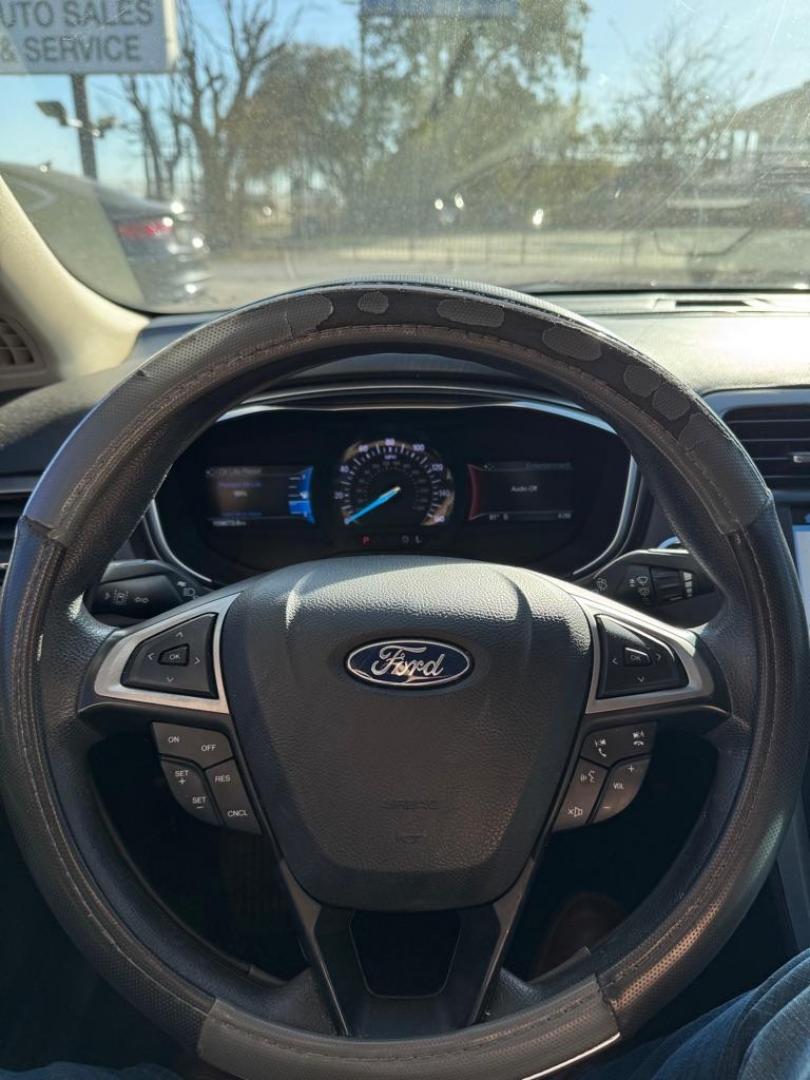 2019 WHITE FORD FUSION SE (3FA6P0H79KR) with an 2.5L engine, Automatic transmission, located at 1507 S Hwy 67, Cedar Hill, TX, 75104, (972) 293-1833, 32.556370, -96.973297 - Photo#6