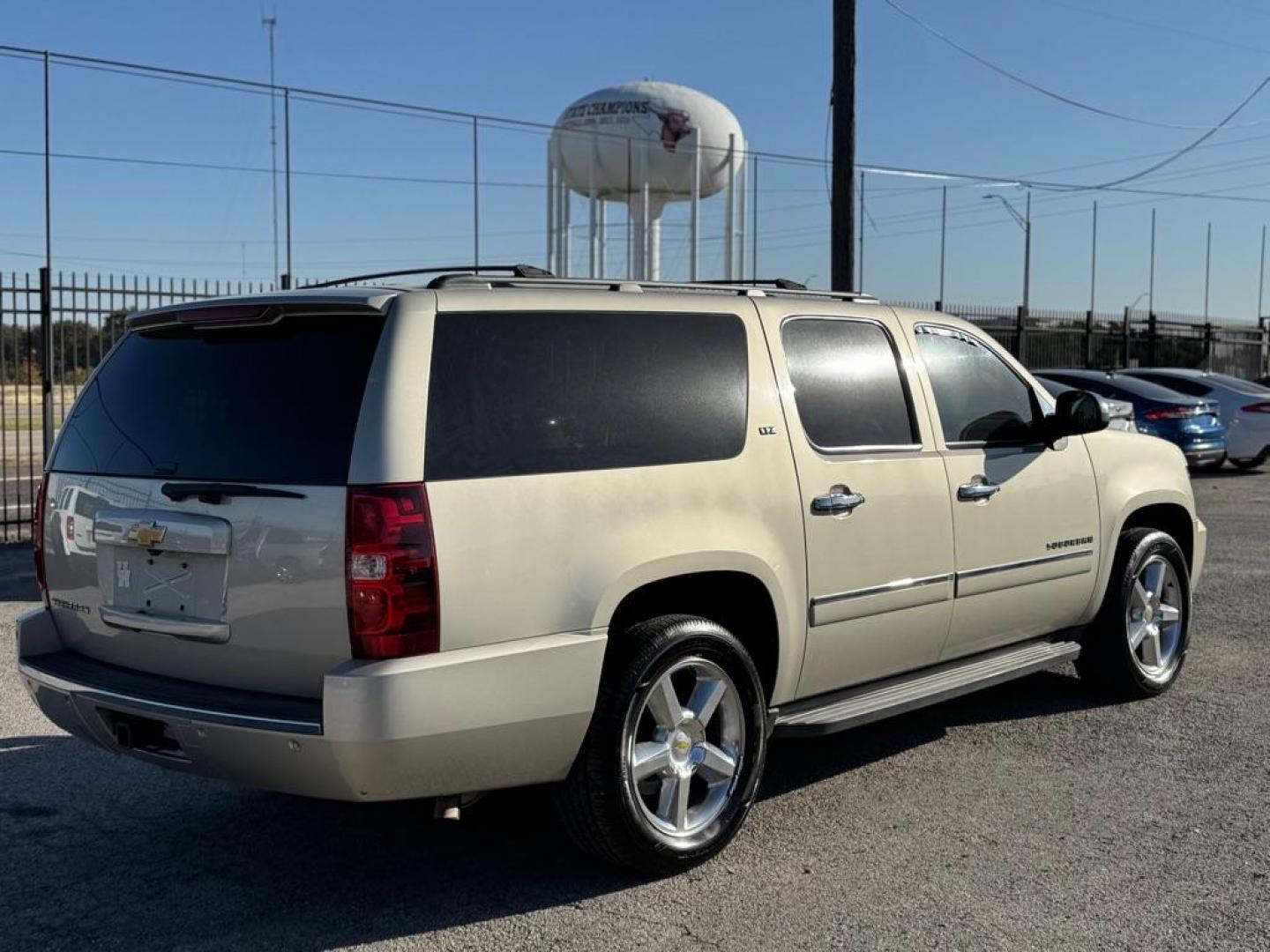 2013 CHEVROLET SUBURBAN 1500 LTZ (1GNSCKE0XDR) with an 5.3L engine, Automatic transmission, located at 1507 S Hwy 67, Cedar Hill, TX, 75104, (972) 293-1833, 32.556370, -96.973297 - Photo#2