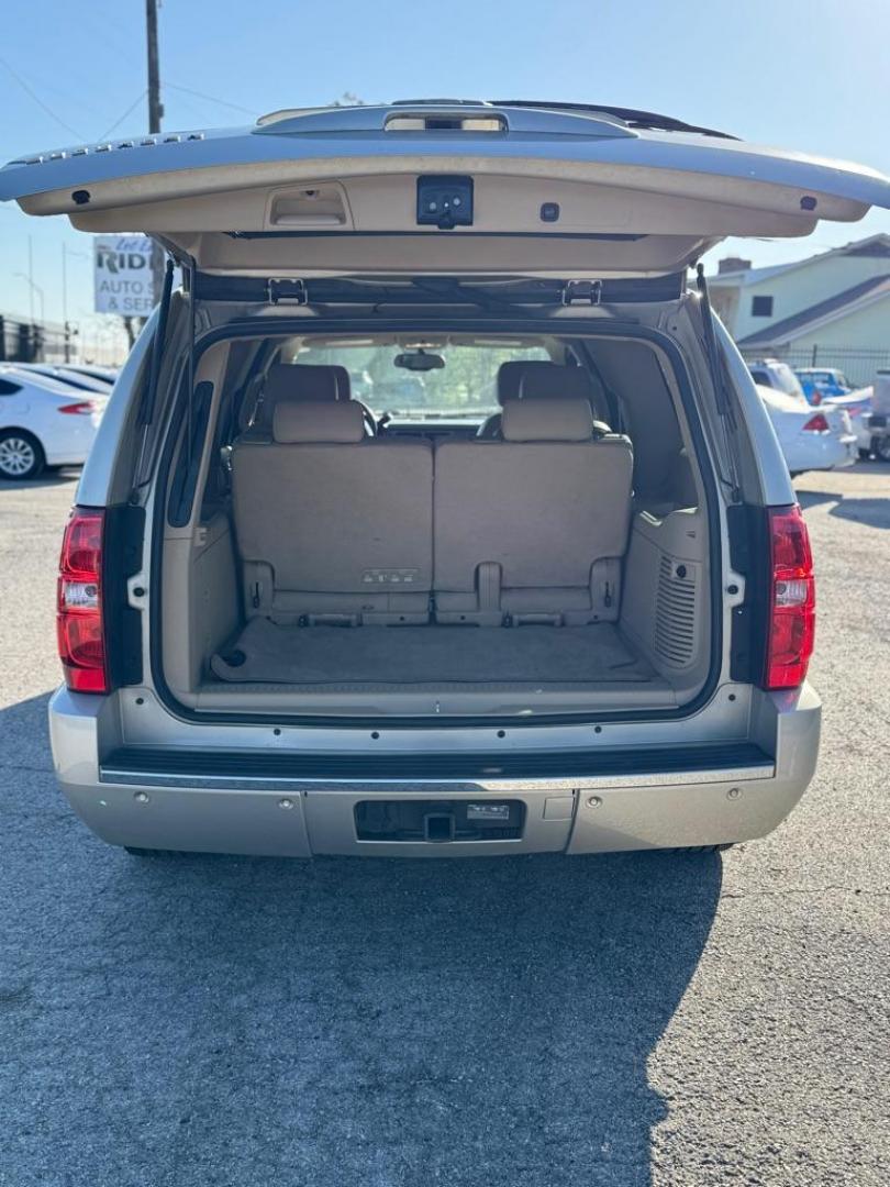 2013 CHEVROLET SUBURBAN 1500 LTZ (1GNSCKE0XDR) with an 5.3L engine, Automatic transmission, located at 1507 S Hwy 67, Cedar Hill, TX, 75104, (972) 293-1833, 32.556370, -96.973297 - Photo#4