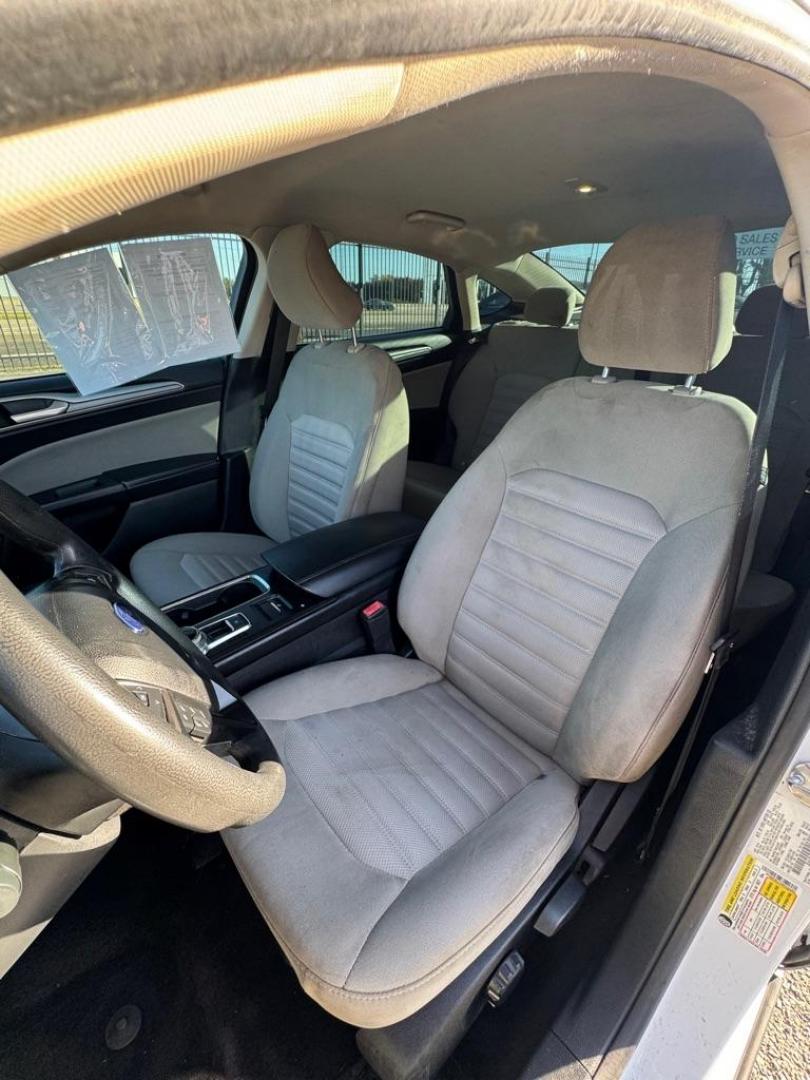 2017 WHITE FORD FUSION S (3FA6P0G77HR) with an 2.5L engine, Automatic transmission, located at 1507 S Hwy 67, Cedar Hill, TX, 75104, (972) 293-1833, 32.556370, -96.973297 - Photo#4