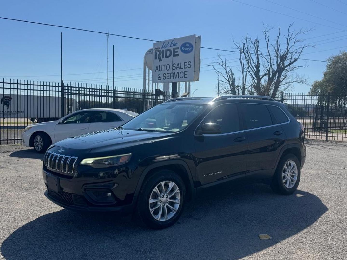 2019 JEEP CHEROKEE LATITUDE (1C4PJLCB3KD) with an 2.4L engine, Automatic transmission, located at 1507 S Hwy 67, Cedar Hill, TX, 75104, (972) 293-1833, 32.556370, -96.973297 - Photo#0