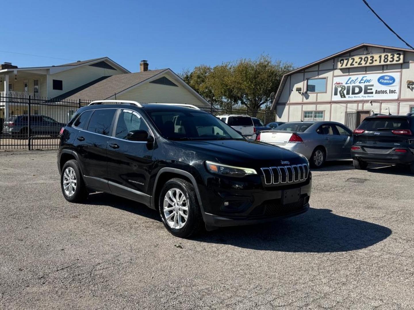 2019 JEEP CHEROKEE LATITUDE (1C4PJLCB3KD) with an 2.4L engine, Automatic transmission, located at 1507 S Hwy 67, Cedar Hill, TX, 75104, (972) 293-1833, 32.556370, -96.973297 - Photo#1