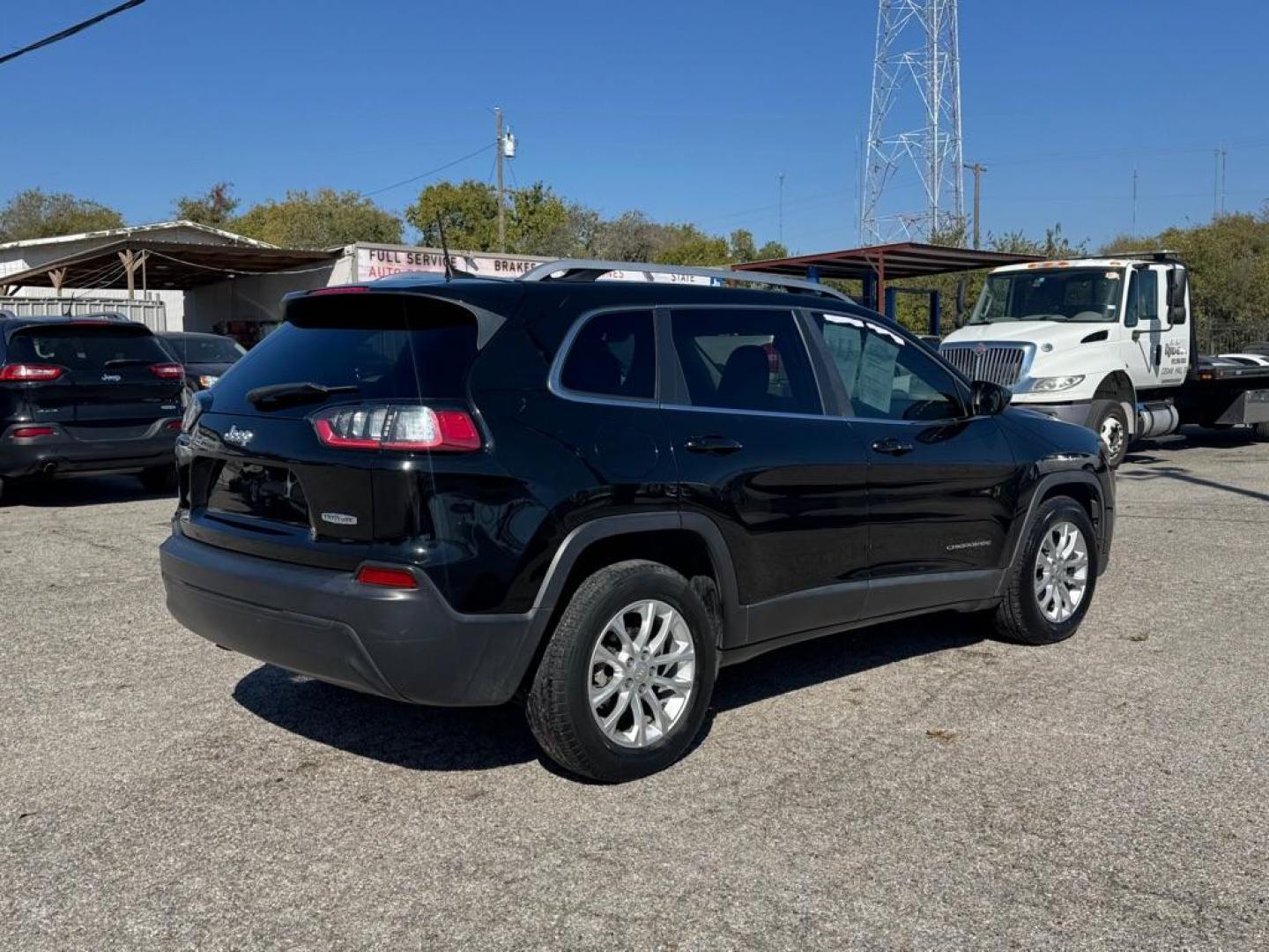 2019 JEEP CHEROKEE LATITUDE (1C4PJLCB3KD) with an 2.4L engine, Automatic transmission, located at 1507 S Hwy 67, Cedar Hill, TX, 75104, (972) 293-1833, 32.556370, -96.973297 - Photo#2
