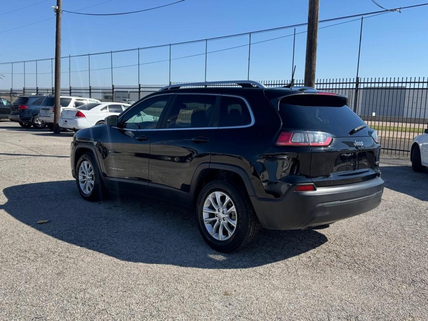 2019 JEEP CHEROKEE LATITUDE (1C4PJLCB3KD) with an 2.4L engine, Automatic transmission, located at 1507 S Hwy 67, Cedar Hill, TX, 75104, (972) 293-1833, 32.556370, -96.973297 - Photo#3