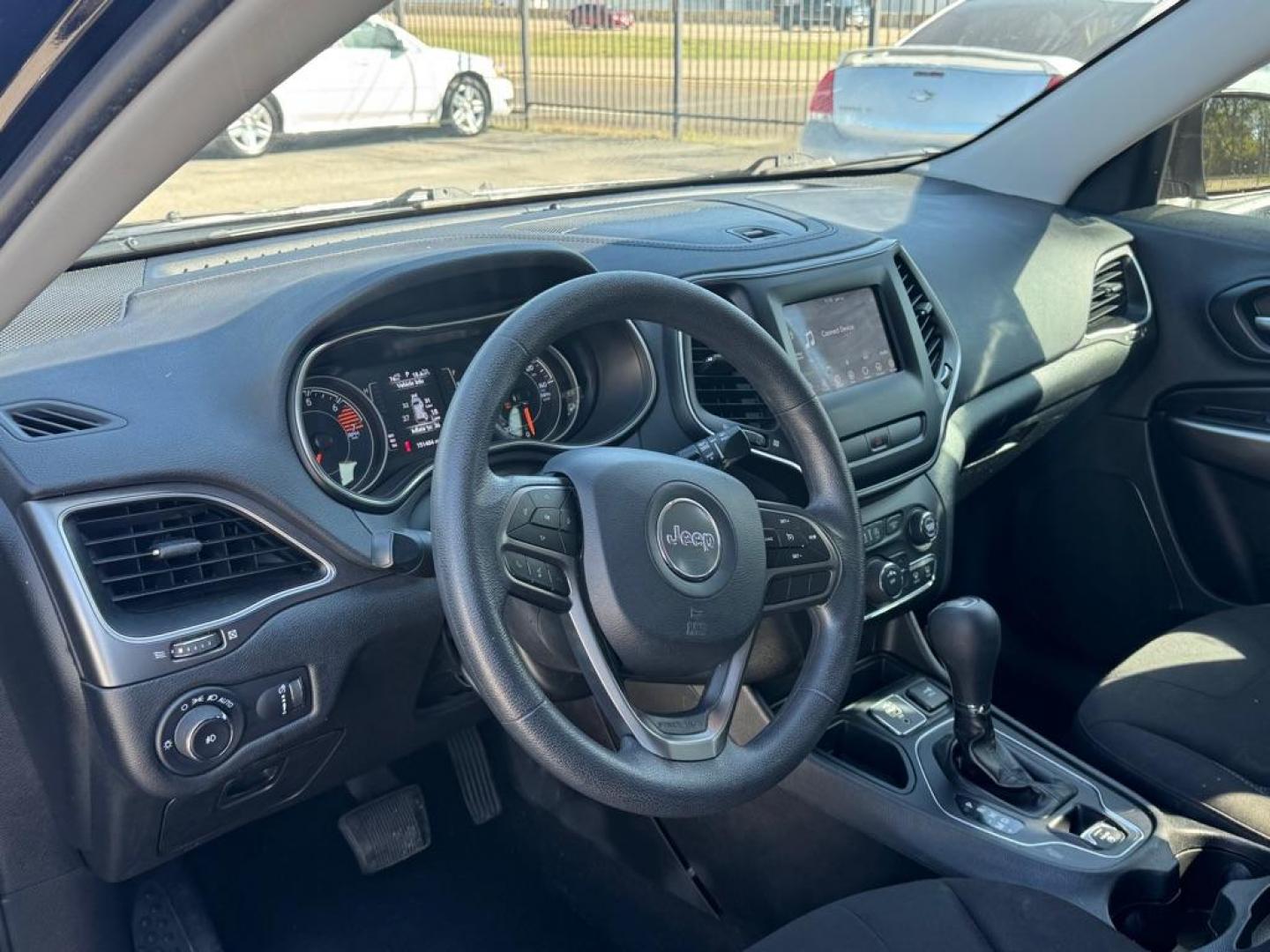 2019 JEEP CHEROKEE LATITUDE (1C4PJLCB3KD) with an 2.4L engine, Automatic transmission, located at 1507 S Hwy 67, Cedar Hill, TX, 75104, (972) 293-1833, 32.556370, -96.973297 - Photo#4