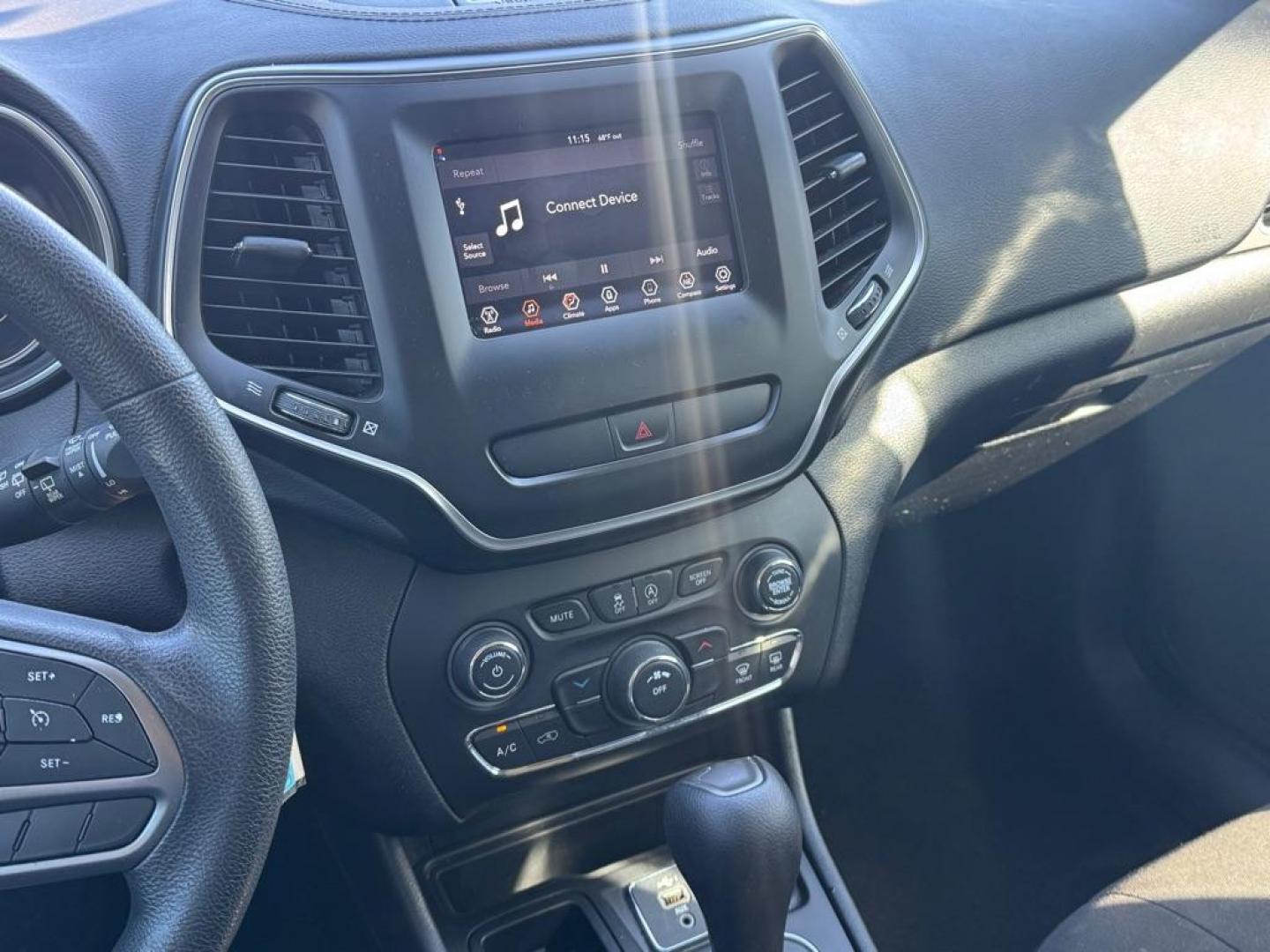 2019 JEEP CHEROKEE LATITUDE (1C4PJLCB3KD) with an 2.4L engine, Automatic transmission, located at 1507 S Hwy 67, Cedar Hill, TX, 75104, (972) 293-1833, 32.556370, -96.973297 - Photo#5