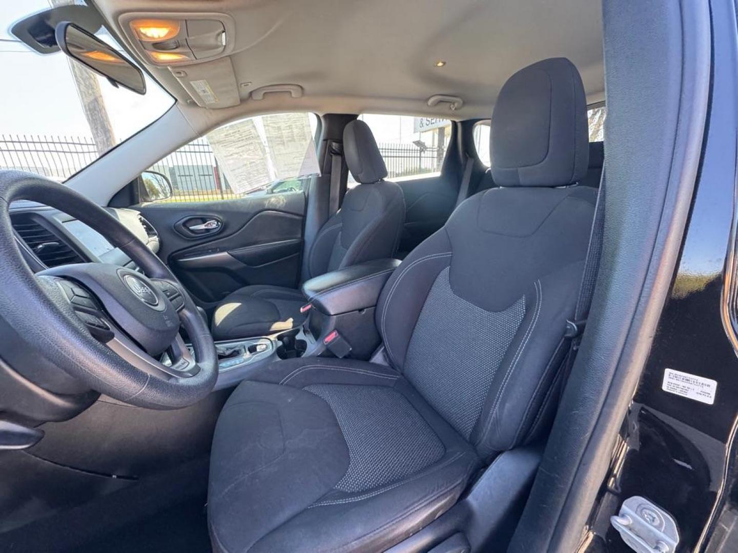 2019 JEEP CHEROKEE LATITUDE (1C4PJLCB3KD) with an 2.4L engine, Automatic transmission, located at 1507 S Hwy 67, Cedar Hill, TX, 75104, (972) 293-1833, 32.556370, -96.973297 - Photo#6