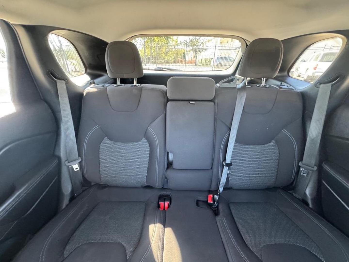 2019 JEEP CHEROKEE LATITUDE (1C4PJLCB3KD) with an 2.4L engine, Automatic transmission, located at 1507 S Hwy 67, Cedar Hill, TX, 75104, (972) 293-1833, 32.556370, -96.973297 - Photo#7