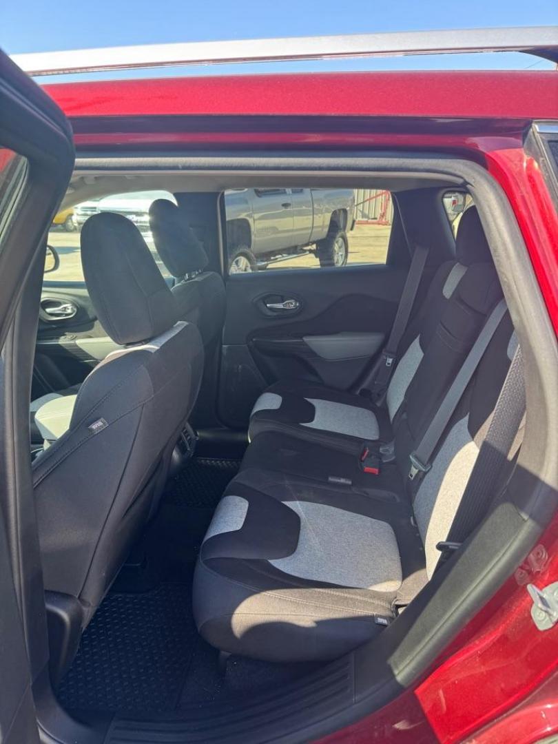 2014 RED JEEP CHEROKEE LATITUDE (1C4PJMCS6EW) with an 3.2L engine, Automatic transmission, located at 1507 S Hwy 67, Cedar Hill, TX, 75104, (972) 293-1833, 32.556370, -96.973297 - Photo#6