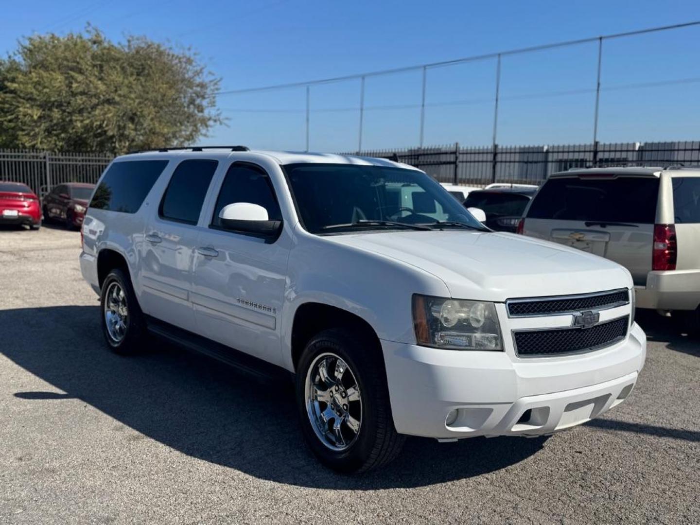 2007 WHITE CHEVROLET SUBURBAN 1500 (3GNFC16077G) with an 5.3L engine, Automatic transmission, located at 1507 S Hwy 67, Cedar Hill, TX, 75104, (972) 293-1833, 32.556370, -96.973297 - Photo#0