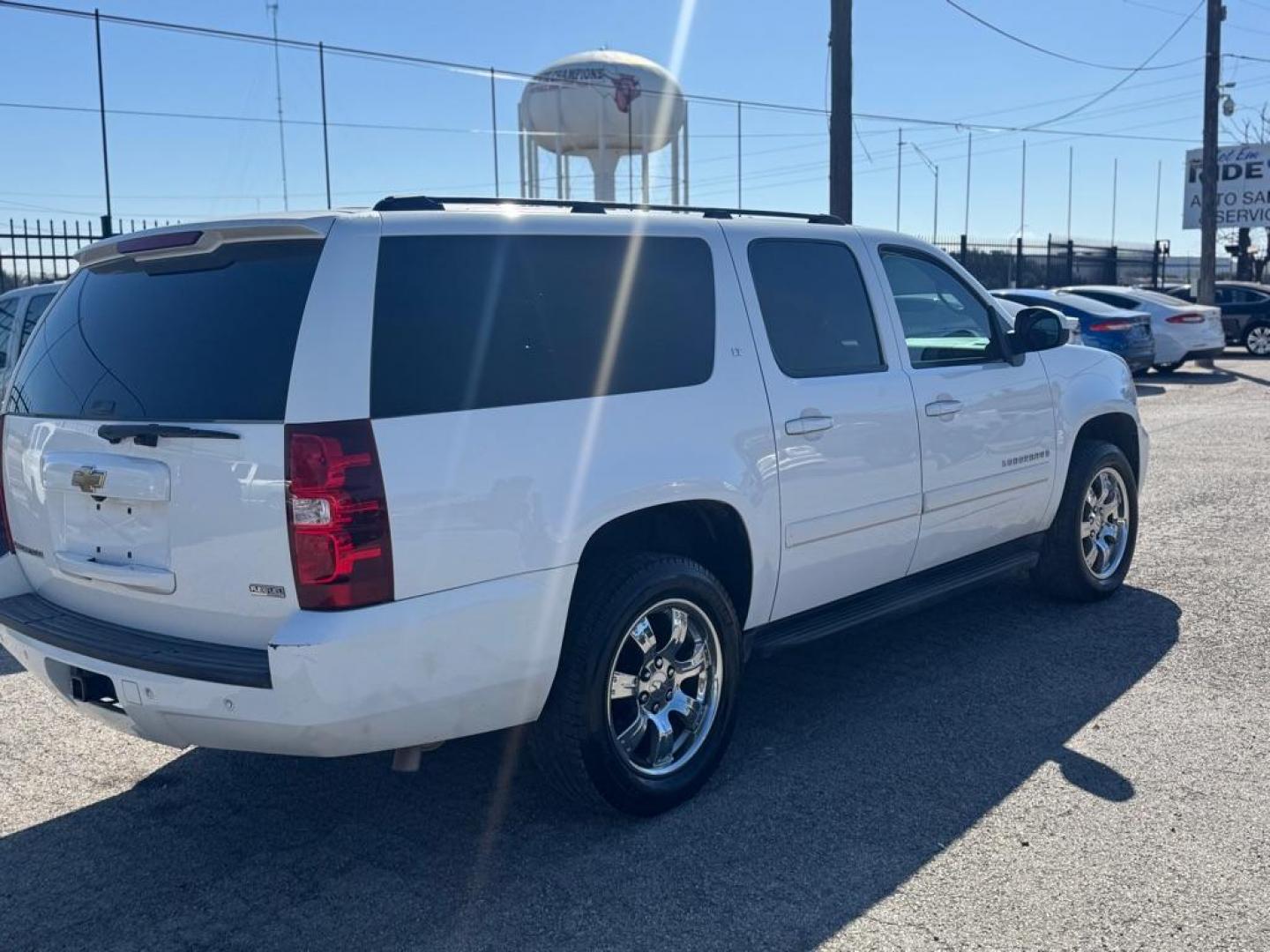 2007 WHITE CHEVROLET SUBURBAN 1500 (3GNFC16077G) with an 5.3L engine, Automatic transmission, located at 1507 S Hwy 67, Cedar Hill, TX, 75104, (972) 293-1833, 32.556370, -96.973297 - Photo#1