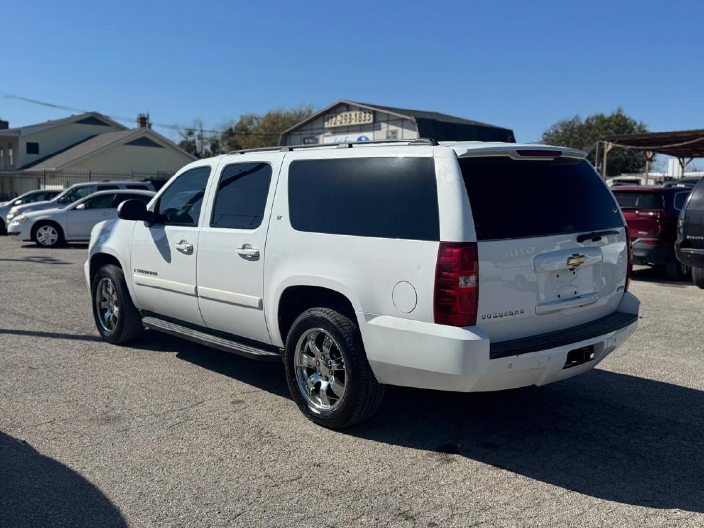 2007 WHITE CHEVROLET SUBURBAN 1500 (3GNFC16077G) with an 5.3L engine, Automatic transmission, located at 1507 S Hwy 67, Cedar Hill, TX, 75104, (972) 293-1833, 32.556370, -96.973297 - Photo#2