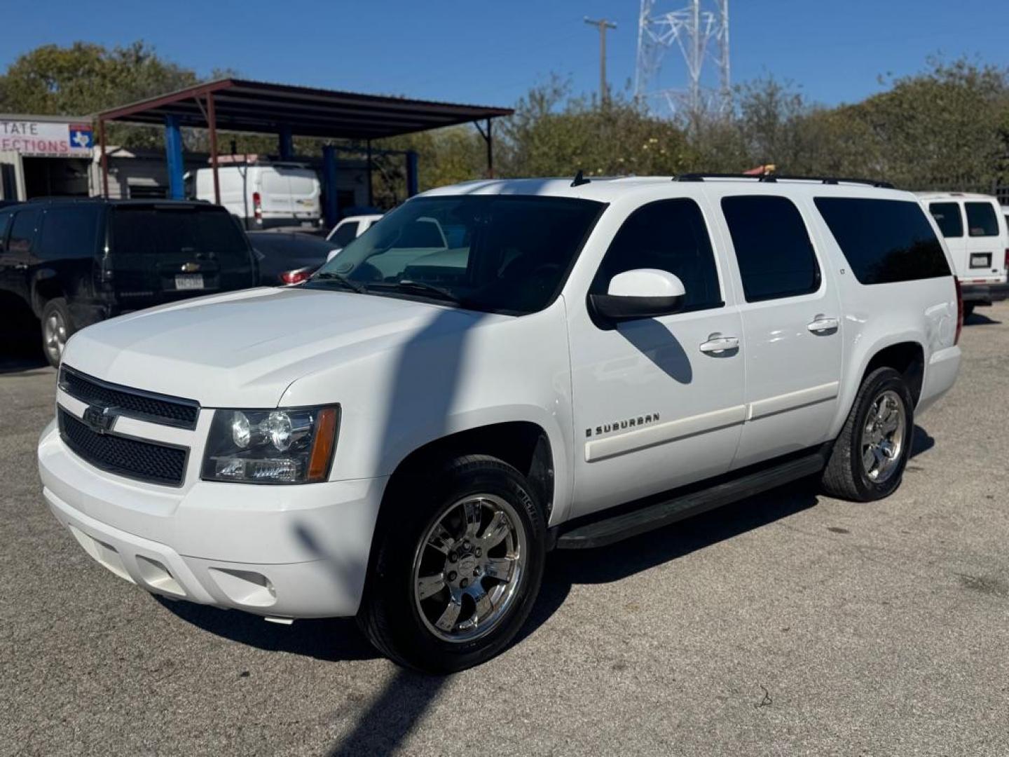 2007 WHITE CHEVROLET SUBURBAN 1500 (3GNFC16077G) with an 5.3L engine, Automatic transmission, located at 1507 S Hwy 67, Cedar Hill, TX, 75104, (972) 293-1833, 32.556370, -96.973297 - Photo#3