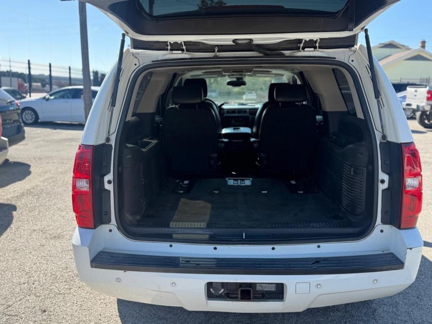 2007 WHITE CHEVROLET SUBURBAN 1500 (3GNFC16077G) with an 5.3L engine, Automatic transmission, located at 1507 S Hwy 67, Cedar Hill, TX, 75104, (972) 293-1833, 32.556370, -96.973297 - Photo#4