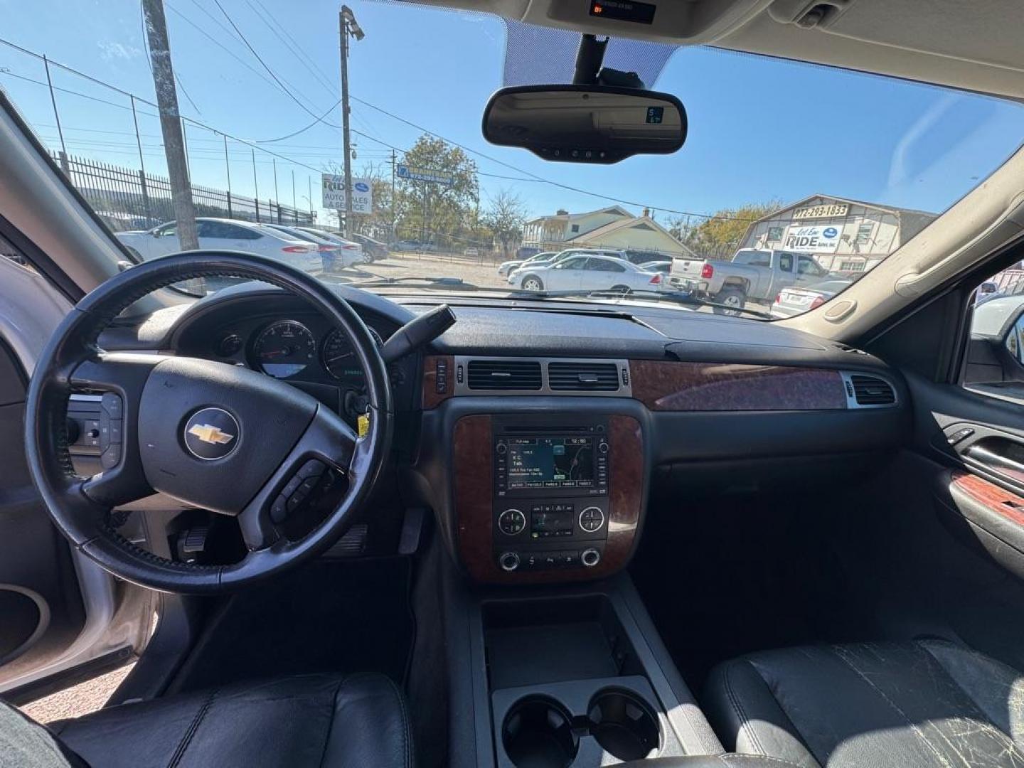 2007 WHITE CHEVROLET SUBURBAN 1500 (3GNFC16077G) with an 5.3L engine, Automatic transmission, located at 1507 S Hwy 67, Cedar Hill, TX, 75104, (972) 293-1833, 32.556370, -96.973297 - Photo#5